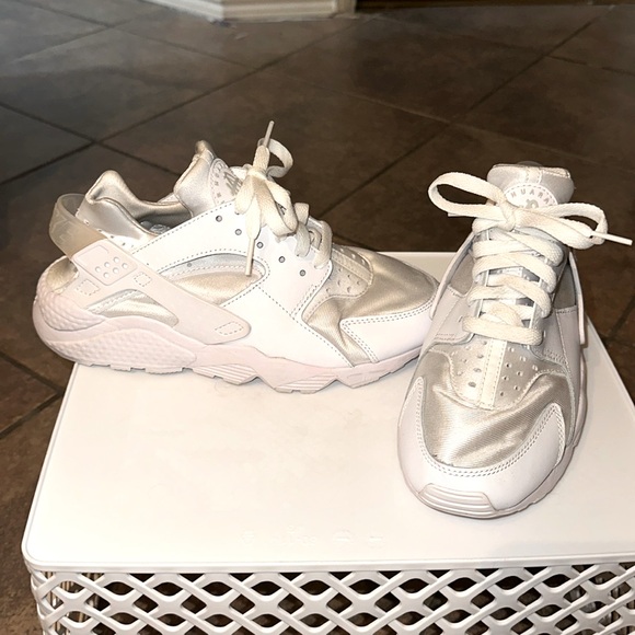 White Nike Huaraches Women's - Picture 1 of 7